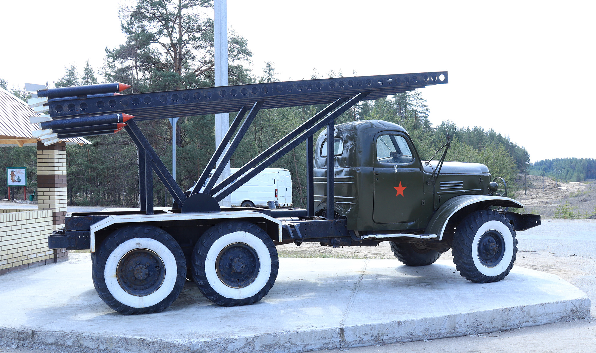 Кировская область, поворот на Медведок, ЗИЛ-157К (с отсылкой к БМ-13НМ) и имитация бронеавтомобиля.